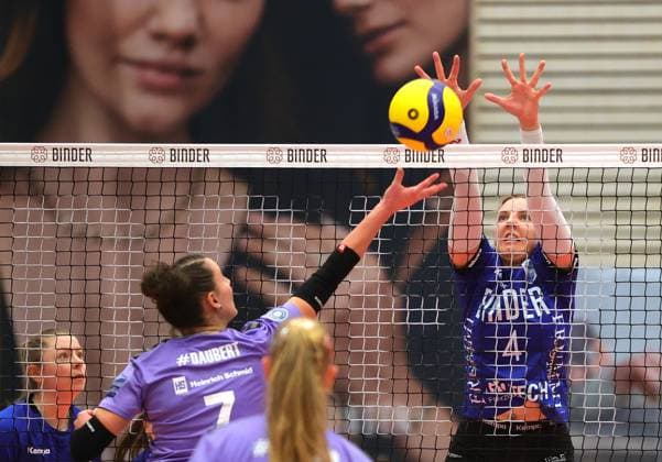 BAU 11.01.2025, Deutschland, Weissach, Volleyball 2. Bundesliga Frauen Pro, Binder Blaubären Flacht vs. Allbau Volleys Essen, v.l. Lilli Daubert (Essen), Marie-Christin Werner (Flacht)