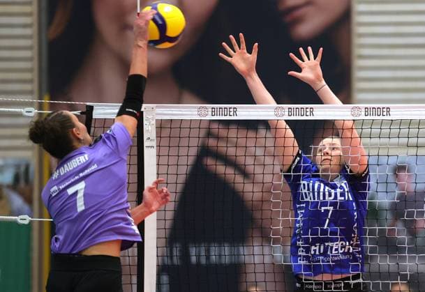 BAU 11.01.2025, Deutschland, Weissach, Volleyball 2. Bundesliga Frauen Pro, Binder Blaubären Flacht vs. Allbau Volleys Essen, v.l. Lilli Daubert (Essen), Julie Teso (Flacht)