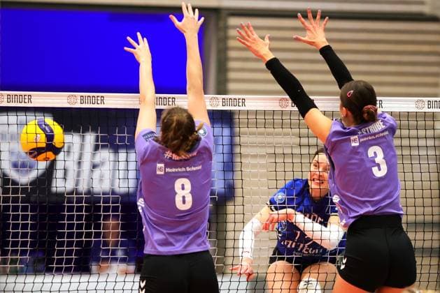BAU 11.01.2025, Deutschland, Weissach, Volleyball 2. Bundesliga Frauen Pro, Binder Blaubären Flacht vs. Allbau Volleys Essen, v.l. Ines Rösner (Essen), Julia Cedeno (Flacht), Carlotta Stube (Essen)