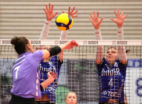 BAU 11.01.2025, Deutschland, Weissach, Volleyball 2. Bundesliga Frauen Pro, Binder Blaubären Flacht vs. Allbau Volleys Essen, v.l. Lilli Daubert (Essen), Frauke Neuhaus (Flacht), Marie Christin Werner (Flacht)