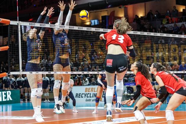 11.01.25, Berlin, Volleyball: 2.Bundesliga, Frauen, 12.Spieltag, BBSC Berlin - VFL Oythe in der Max-Schmelling-Halle. Roxana Vogel vom BBSC Berlin blockt den Ball. BBSC Berlin - VFL Oythe