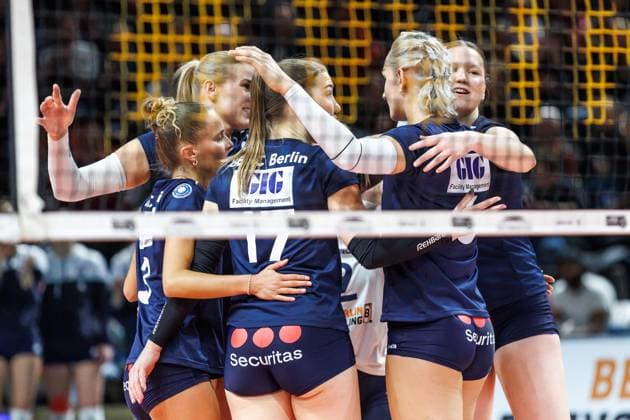 11.01.25, Berlin, Volleyball: 2.Bundesliga, Frauen, 12.Spieltag, BBSC Berlin - VFL Oythe in der Max-Schmelling-Halle. Die Mannschaft vom BBSC Berlin freut sich ueber den Punkt. BBSC Berlin - VFL Oythe
