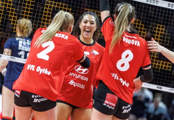 11.01.25, Berlin, Volleyball: 2.Bundesliga, Frauen, 12.Spieltag, BBSC Berlin - VFL Oythe in der Max-Schmelling-Halle. Die Mannschaft von VFL Oythe freut sich ueber den erspielten Punkt. BBSC Berlin - VFL Oythe