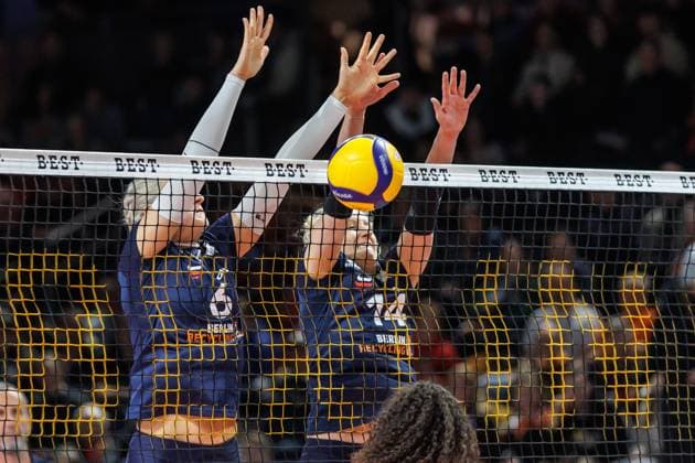 11.01.25, Berlin, Volleyball: 2.Bundesliga, Frauen, 12.Spieltag, BBSC Berlin - VFL Oythe in der Max-Schmelling-Halle. Roxana Vogel und Alina Gottlebe-Fröhlich blocken den Ball. BBSC Berlin - VFL Oythe