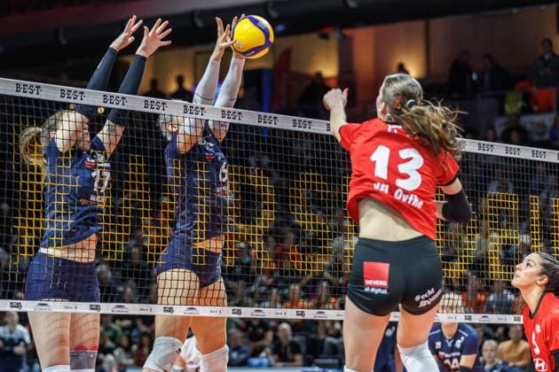 11.01.25, Berlin, Volleyball: 2.Bundesliga, Frauen, 12.Spieltag, BBSC Berlin - VFL Oythe in der Max-Schmelling-Halle. Roxana Vogel vom BBSC Berlin blockt den Ball. BBSC Berlin - VFL Oythe