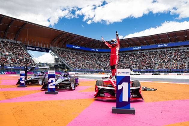 Sport Bilder des Tages 2025 FORMULA E MEXICO CITY ePRIX ROWLAND Oliver (gbr), Nissan Formula E Team, Nissan e-4ORCE, portrait Parc ferme celebration during the Mexico City ePrix, 2nd round of the 2024-25 ABB FIA Formula E World Championship, WM, Weltmeisterschaft on the Autodromo Hermanos Rodriguez from January 10 to 11, 2025 in Mexico City, Mexico -  Copyright: xJoaoxFilipex