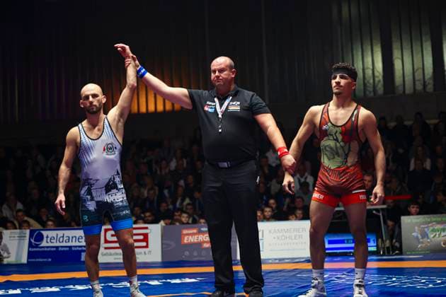 Halbfinale Ringer Bundesliga - ASV Schorndorf vs. SV Wacker Burghausen 61kg Griechisch-Römisch - Georgios Scarpello (ASV Schorndorf in Rot) vs. Fabian Schmitt (SV Wacker Burghausen in Blau) während des Halbfinal-Kampfes der Deutschen Mannschaftsmeisterschaft zwischen dem ASV Schorndorf und dem SV Wacker Burghausen in der Birtat Ringer-Bundesliga am 01.01.2025 in Schorndorf, Deutschland.