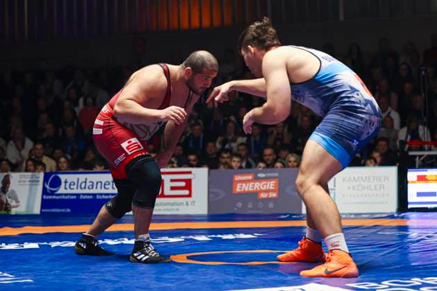 Halbfinale Ringer Bundesliga - ASV Schorndorf vs. SV Wacker Burghausen 130kg Freistil - Mohsen Siyar (ASV Schorndorf in Rot) vs. Erik Thiele (SV Wacker Burghausen in Blau) während des Halbfinal-Kampfes der Deutschen Mannschaftsmeisterschaft zwischen dem ASV Schorndorf und dem SV Wacker Burghausen in der Birtat Ringer-Bundesliga am 01.01.2025 in Schorndorf, Deutschland.