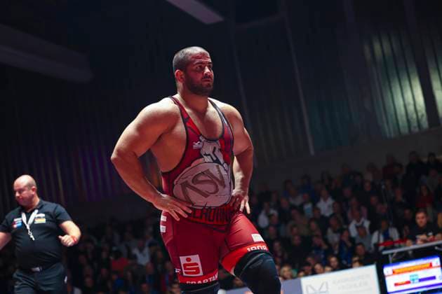 Halbfinale Ringer Bundesliga - ASV Schorndorf vs. SV Wacker Burghausen 130kg Freistil - Mohsen Siyar (ASV Schorndorf in Rot) während des Halbfinal-Kampfes der Deutschen Mannschaftsmeisterschaft zwischen dem ASV Schorndorf und dem SV Wacker Burghausen in der Birtat Ringer-Bundesliga am 01.01.2025 in Schorndorf, Deutschland.