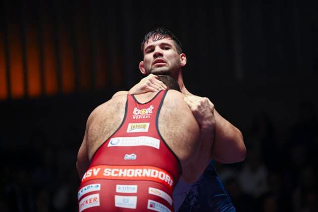 Halbfinale Ringer Bundesliga - ASV Schorndorf vs. SV Wacker Burghausen 130kg Freistil - Mohsen Siyar (ASV Schorndorf in Rot) vs. Erik Thiele (SV Wacker Burghausen in Blau) während des Halbfinal-Kampfes der Deutschen Mannschaftsmeisterschaft zwischen dem ASV Schorndorf und dem SV Wacker Burghausen in der Birtat Ringer-Bundesliga am 01.01.2025 in Schorndorf, Deutschland.