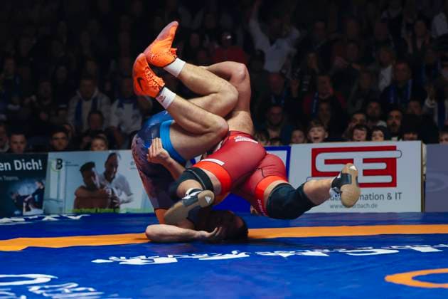 Halbfinale Ringer Bundesliga - ASV Schorndorf vs. SV Wacker Burghausen 130kg Freistil - Mohsen Siyar (ASV Schorndorf in Rot) vs. Erik Thiele (SV Wacker Burghausen in Blau) während des Halbfinal-Kampfes der Deutschen Mannschaftsmeisterschaft zwischen dem ASV Schorndorf und dem SV Wacker Burghausen in der Birtat Ringer-Bundesliga am 01.01.2025 in Schorndorf, Deutschland.
