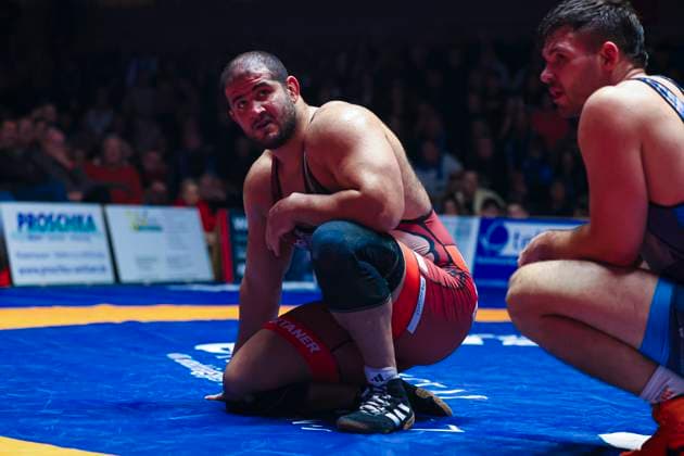 Halbfinale Ringer Bundesliga - ASV Schorndorf vs. SV Wacker Burghausen 130kg Freistil - Mohsen Siyar (ASV Schorndorf in Rot) vs. Erik Thiele (SV Wacker Burghausen in Blau) während des Halbfinal-Kampfes der Deutschen Mannschaftsmeisterschaft zwischen dem ASV Schorndorf und dem SV Wacker Burghausen in der Birtat Ringer-Bundesliga am 01.01.2025 in Schorndorf, Deutschland.