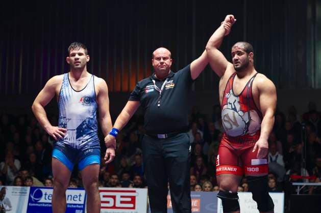 Halbfinale Ringer Bundesliga - ASV Schorndorf vs. SV Wacker Burghausen 130kg Freistil - Mohsen Siyar (ASV Schorndorf in Rot) vs. Erik Thiele (SV Wacker Burghausen in Blau) während des Halbfinal-Kampfes der Deutschen Mannschaftsmeisterschaft zwischen dem ASV Schorndorf und dem SV Wacker Burghausen in der Birtat Ringer-Bundesliga am 01.01.2025 in Schorndorf, Deutschland.