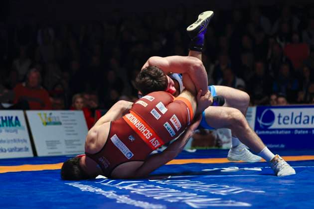 Halbfinale Ringer Bundesliga - ASV Schorndorf vs. SV Wacker Burghausen 66kg Freistil - Burak Demir (ASV Schorndorf in Rot) vs. Arsen Harutyunyan (SV Wacker Burghausen in Blau) während des Halbfinal-Kampfes der Deutschen Mannschaftsmeisterschaft zwischen dem ASV Schorndorf und dem SV Wacker Burghausen in der Birtat Ringer-Bundesliga am 01.01.2025 in Schorndorf, Deutschland.