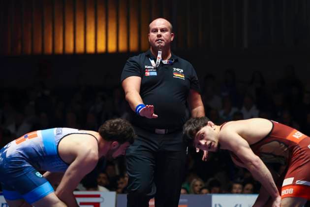 Halbfinale Ringer Bundesliga - ASV Schorndorf vs. SV Wacker Burghausen 66kg Freistil - Burak Demir (ASV Schorndorf in Rot) vs. Arsen Harutyunyan (SV Wacker Burghausen in Blau) während des Halbfinal-Kampfes der Deutschen Mannschaftsmeisterschaft zwischen dem ASV Schorndorf und dem SV Wacker Burghausen in der Birtat Ringer-Bundesliga am 01.01.2025 in Schorndorf, Deutschland.
