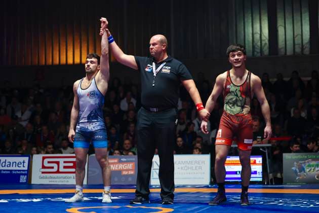 Halbfinale Ringer Bundesliga - ASV Schorndorf vs. SV Wacker Burghausen 66kg Freistil - Burak Demir (ASV Schorndorf in Rot) vs. Arsen Harutyunyan (SV Wacker Burghausen in Blau) während des Halbfinal-Kampfes der Deutschen Mannschaftsmeisterschaft zwischen dem ASV Schorndorf und dem SV Wacker Burghausen in der Birtat Ringer-Bundesliga am 01.01.2025 in Schorndorf, Deutschland.
