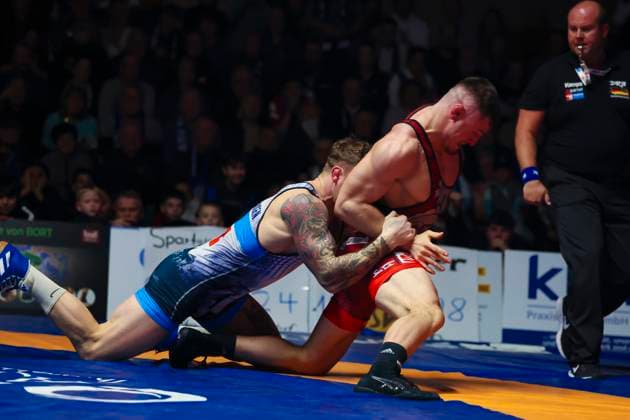 Halbfinale Ringer Bundesliga - ASV Schorndorf vs. SV Wacker Burghausen 98kg Griechisch-Römisch - Lucas Alexandros Lazogianis (ASV Schorndorf in Rot) vs. Felix Baldauf (SV Wacker Burghausen in Blau) während des Halbfinal-Kampfes der Deutschen Mannschaftsmeisterschaft zwischen dem ASV Schorndorf und dem SV Wacker Burghausen in der Birtat Ringer-Bundesliga am 01.01.2025 in Schorndorf, Deutschland.