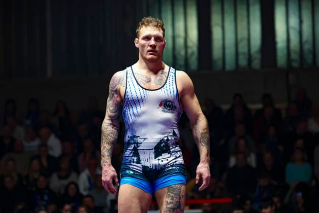 Halbfinale Ringer Bundesliga - ASV Schorndorf vs. SV Wacker Burghausen 98kg Griechisch-Römisch - Felix Baldauf (SV Wacker Burghausen in Blau) während des Halbfinal-Kampfes der Deutschen Mannschaftsmeisterschaft zwischen dem ASV Schorndorf und dem SV Wacker Burghausen in der Birtat Ringer-Bundesliga am 01.01.2025 in Schorndorf, Deutschland.