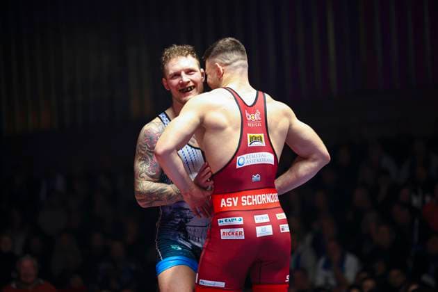 Halbfinale Ringer Bundesliga - ASV Schorndorf vs. SV Wacker Burghausen 98kg Griechisch-Römisch - Lucas Alexandros Lazogianis (ASV Schorndorf in Rot) vs. Felix Baldauf (SV Wacker Burghausen in Blau) während des Halbfinal-Kampfes der Deutschen Mannschaftsmeisterschaft zwischen dem ASV Schorndorf und dem SV Wacker Burghausen in der Birtat Ringer-Bundesliga am 01.01.2025 in Schorndorf, Deutschland.