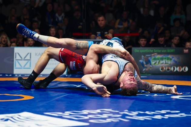 Halbfinale Ringer Bundesliga - ASV Schorndorf vs. SV Wacker Burghausen 98kg Griechisch-Römisch - Lucas Alexandros Lazogianis (ASV Schorndorf in Rot) vs. Felix Baldauf (SV Wacker Burghausen in Blau) während des Halbfinal-Kampfes der Deutschen Mannschaftsmeisterschaft zwischen dem ASV Schorndorf und dem SV Wacker Burghausen in der Birtat Ringer-Bundesliga am 01.01.2025 in Schorndorf, Deutschland.