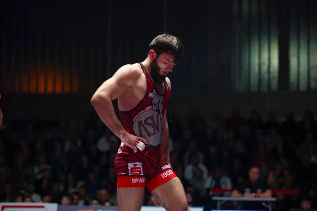 Halbfinale Ringer Bundesliga - ASV Schorndorf vs. SV Wacker Burghausen 71kg Griechisch-Römisch - Ruslan Kudrynets (ASV Schorndorf in Rot) während des Halbfinal-Kampfes der Deutschen Mannschaftsmeisterschaft zwischen dem ASV Schorndorf und dem SV Wacker Burghausen in der Birtat Ringer-Bundesliga am 01.01.2025 in Schorndorf, Deutschland.