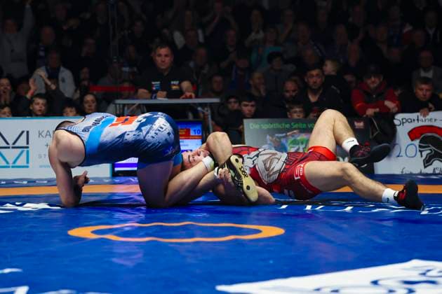 Halbfinale Ringer Bundesliga - ASV Schorndorf vs. SV Wacker Burghausen 86kg Freistil - Arseni Dzhioev (ASV Schorndorf in Rot) vs. Eduard Tatarinov (SV Wacker Burghausen in Blau) während des Halbfinal-Kampfes der Deutschen Mannschaftsmeisterschaft zwischen dem ASV Schorndorf und dem SV Wacker Burghausen in der Birtat Ringer-Bundesliga am 01.01.2025 in Schorndorf, Deutschland.