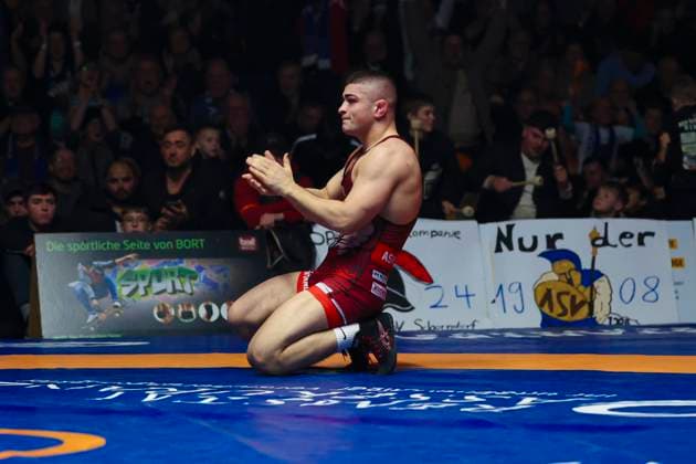 Halbfinale Ringer Bundesliga - ASV Schorndorf vs. SV Wacker Burghausen 86kg Freistil - Arseni Dzhioev (ASV Schorndorf in Rot) während des Halbfinal-Kampfes der Deutschen Mannschaftsmeisterschaft zwischen dem ASV Schorndorf und dem SV Wacker Burghausen in der Birtat Ringer-Bundesliga am 01.01.2025 in Schorndorf, Deutschland.