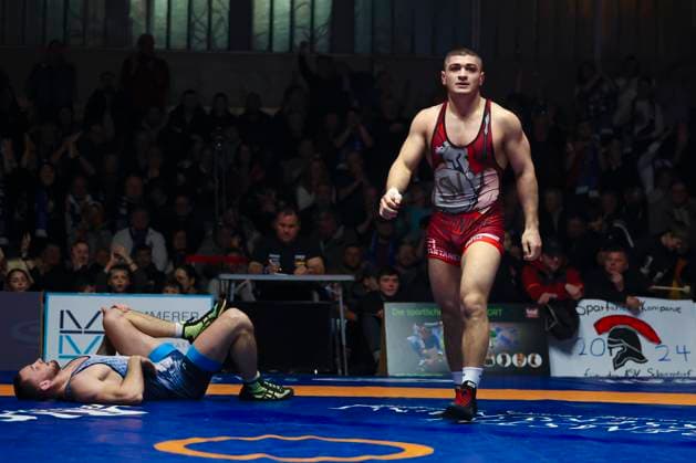 Halbfinale Ringer Bundesliga - ASV Schorndorf vs. SV Wacker Burghausen 86kg Freistil - Arseni Dzhioev (ASV Schorndorf in Rot) vs. Eduard Tatarinov (SV Wacker Burghausen in Blau) während des Halbfinal-Kampfes der Deutschen Mannschaftsmeisterschaft zwischen dem ASV Schorndorf und dem SV Wacker Burghausen in der Birtat Ringer-Bundesliga am 01.01.2025 in Schorndorf, Deutschland.