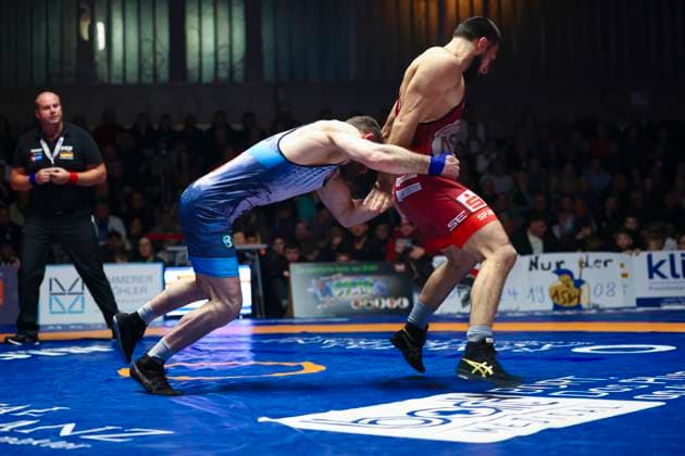 Halbfinale Ringer Bundesliga - ASV Schorndorf vs. SV Wacker Burghausen 75kg Freistil - Shamil Ustaev (ASV Schorndorf in Rot) vs. David Baev (SV Wacker Burghausen in Blau) während des Halbfinal-Kampfes der Deutschen Mannschaftsmeisterschaft zwischen dem ASV Schorndorf und dem SV Wacker Burghausen in der Birtat Ringer-Bundesliga am 01.01.2025 in Schorndorf, Deutschland.