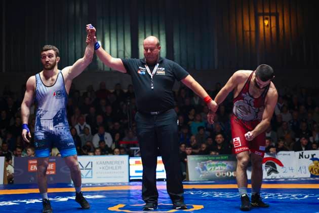Halbfinale Ringer Bundesliga - ASV Schorndorf vs. SV Wacker Burghausen 75kg Freistil - Shamil Ustaev (ASV Schorndorf in Rot) vs. David Baev (SV Wacker Burghausen in Blau) während des Halbfinal-Kampfes der Deutschen Mannschaftsmeisterschaft zwischen dem ASV Schorndorf und dem SV Wacker Burghausen in der Birtat Ringer-Bundesliga am 01.01.2025 in Schorndorf, Deutschland.