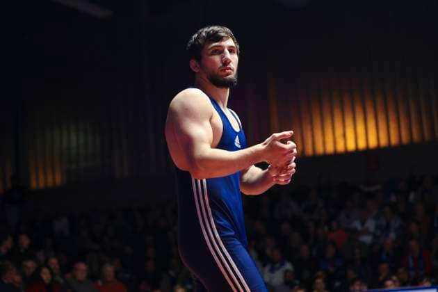Halbfinale Ringer Bundesliga - ASV Schorndorf vs. SV Wacker Burghausen 80kg Griechisch-Römisch - Idris Ibaev (SV Wacker Burghausen in Blau) während des Halbfinal-Kampfes der Deutschen Mannschaftsmeisterschaft zwischen dem ASV Schorndorf und dem SV Wacker Burghausen in der Birtat Ringer-Bundesliga am 01.01.2025 in Schorndorf, Deutschland.