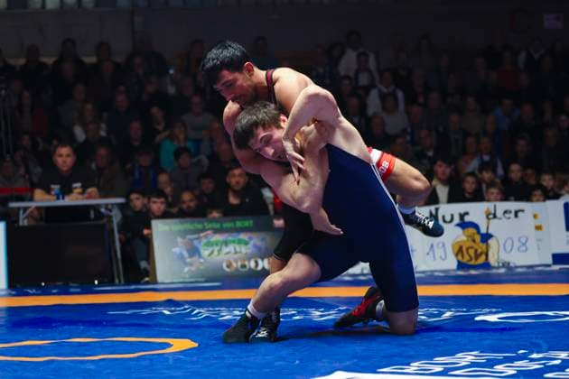 Halbfinale Ringer Bundesliga - ASV Schorndorf vs. SV Wacker Burghausen 80kg Griechisch-Römisch - Ahmet Yilmaz (ASV Schorndorf in Rot) vs. Idris Ibaev (SV Wacker Burghausen in Blau) während des Halbfinal-Kampfes der Deutschen Mannschaftsmeisterschaft zwischen dem ASV Schorndorf und dem SV Wacker Burghausen in der Birtat Ringer-Bundesliga am 01.01.2025 in Schorndorf, Deutschland.