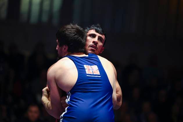 Halbfinale Ringer Bundesliga - ASV Schorndorf vs. SV Wacker Burghausen 80kg Griechisch-Römisch - Ahmet Yilmaz (ASV Schorndorf in Rot) vs. Idris Ibaev (SV Wacker Burghausen in Blau) während des Halbfinal-Kampfes der Deutschen Mannschaftsmeisterschaft zwischen dem ASV Schorndorf und dem SV Wacker Burghausen in der Birtat Ringer-Bundesliga am 01.01.2025 in Schorndorf, Deutschland.
