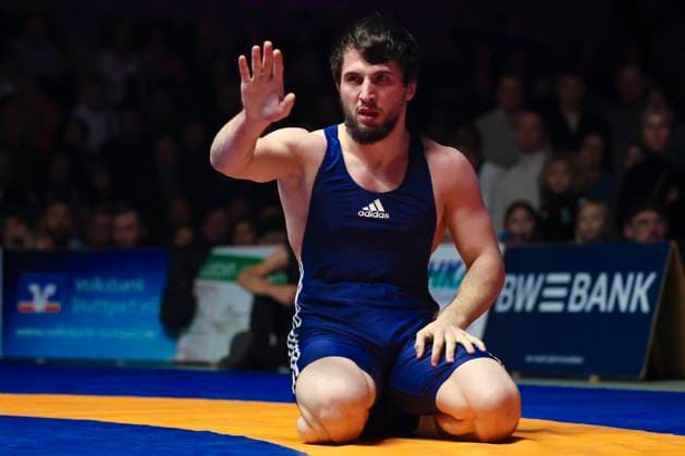 Halbfinale Ringer Bundesliga - ASV Schorndorf vs. SV Wacker Burghausen 80kg Griechisch-Römisch - Idris Ibaev (SV Wacker Burghausen in Blau) während des Halbfinal-Kampfes der Deutschen Mannschaftsmeisterschaft zwischen dem ASV Schorndorf und dem SV Wacker Burghausen in der Birtat Ringer-Bundesliga am 01.01.2025 in Schorndorf, Deutschland.
