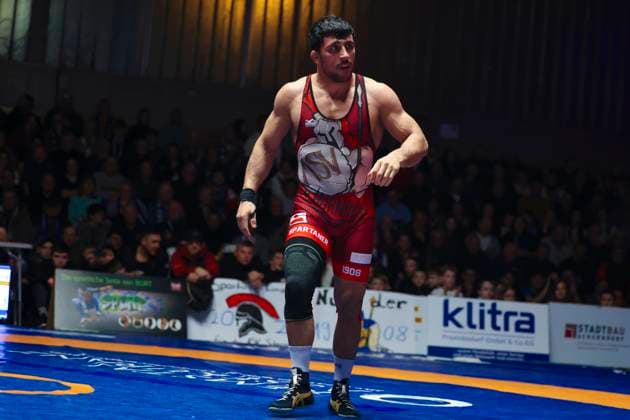 Halbfinale Ringer Bundesliga - ASV Schorndorf vs. SV Wacker Burghausen 80kg Griechisch-Römisch - Ahmet Yilmaz (ASV Schorndorf in Rot) während des Halbfinal-Kampfes der Deutschen Mannschaftsmeisterschaft zwischen dem ASV Schorndorf und dem SV Wacker Burghausen in der Birtat Ringer-Bundesliga am 01.01.2025 in Schorndorf, Deutschland.