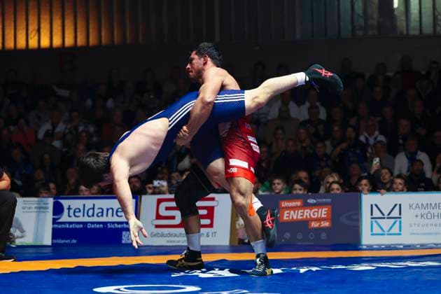 Halbfinale Ringer Bundesliga - ASV Schorndorf vs. SV Wacker Burghausen 80kg Griechisch-Römisch - Ahmet Yilmaz (ASV Schorndorf in Rot) vs. Idris Ibaev (SV Wacker Burghausen in Blau) während des Halbfinal-Kampfes der Deutschen Mannschaftsmeisterschaft zwischen dem ASV Schorndorf und dem SV Wacker Burghausen in der Birtat Ringer-Bundesliga am 01.01.2025 in Schorndorf, Deutschland.