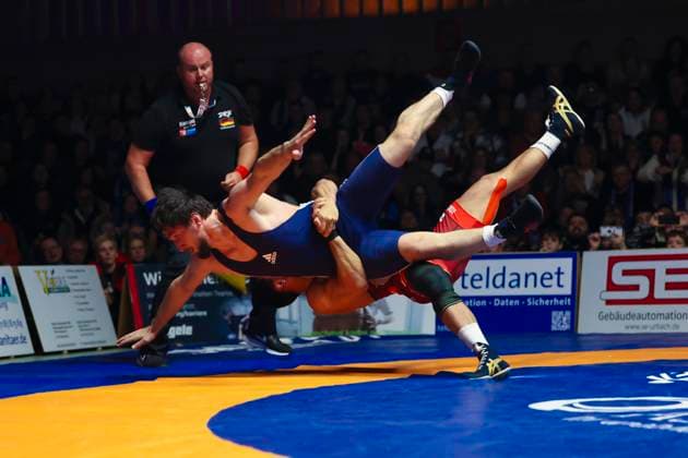 Halbfinale Ringer Bundesliga - ASV Schorndorf vs. SV Wacker Burghausen 80kg Griechisch-Römisch - Ahmet Yilmaz (ASV Schorndorf in Rot) vs. Idris Ibaev (SV Wacker Burghausen in Blau) während des Halbfinal-Kampfes der Deutschen Mannschaftsmeisterschaft zwischen dem ASV Schorndorf und dem SV Wacker Burghausen in der Birtat Ringer-Bundesliga am 01.01.2025 in Schorndorf, Deutschland.
