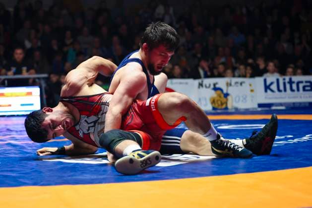 Halbfinale Ringer Bundesliga - ASV Schorndorf vs. SV Wacker Burghausen 80kg Griechisch-Römisch - Ahmet Yilmaz (ASV Schorndorf in Rot) vs. Idris Ibaev (SV Wacker Burghausen in Blau) während des Halbfinal-Kampfes der Deutschen Mannschaftsmeisterschaft zwischen dem ASV Schorndorf und dem SV Wacker Burghausen in der Birtat Ringer-Bundesliga am 01.01.2025 in Schorndorf, Deutschland.