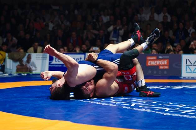Halbfinale Ringer Bundesliga - ASV Schorndorf vs. SV Wacker Burghausen 80kg Griechisch-Römisch - Ahmet Yilmaz (ASV Schorndorf in Rot) vs. Idris Ibaev (SV Wacker Burghausen in Blau) während des Halbfinal-Kampfes der Deutschen Mannschaftsmeisterschaft zwischen dem ASV Schorndorf und dem SV Wacker Burghausen in der Birtat Ringer-Bundesliga am 01.01.2025 in Schorndorf, Deutschland.