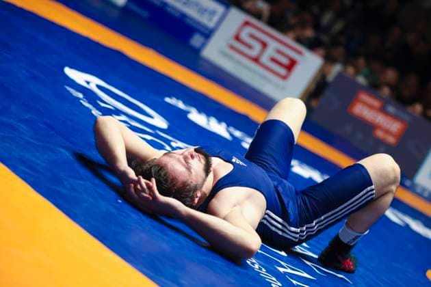 Halbfinale Ringer Bundesliga - ASV Schorndorf vs. SV Wacker Burghausen 80kg Griechisch-Römisch - Idris Ibaev (SV Wacker Burghausen in Blau) während des Halbfinal-Kampfes der Deutschen Mannschaftsmeisterschaft zwischen dem ASV Schorndorf und dem SV Wacker Burghausen in der Birtat Ringer-Bundesliga am 01.01.2025 in Schorndorf, Deutschland.