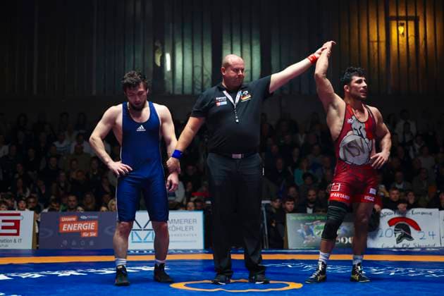 Halbfinale Ringer Bundesliga - ASV Schorndorf vs. SV Wacker Burghausen 80kg Griechisch-Römisch - Ahmet Yilmaz (ASV Schorndorf in Rot) vs. Idris Ibaev (SV Wacker Burghausen in Blau) während des Halbfinal-Kampfes der Deutschen Mannschaftsmeisterschaft zwischen dem ASV Schorndorf und dem SV Wacker Burghausen in der Birtat Ringer-Bundesliga am 01.01.2025 in Schorndorf, Deutschland.