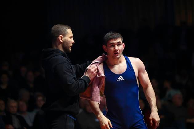 Halbfinale Ringer Bundesliga - ASV Schorndorf vs. SV Wacker Burghausen 80kg Freistil - Chermen Valiev (SV Wacker Burghausen in Blau) während des Halbfinal-Kampfes d er Deutschen Mannschaftsmeisterschaft zwischen dem ASV Schorndorf und dem SV Wacker Burghausen in der Birtat Ringer-Bundesliga am 01.01.2025 in Schorndorf, Deutschland.
