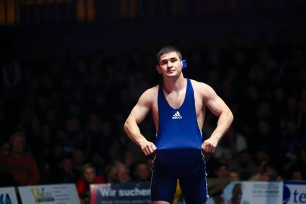 Halbfinale Ringer Bundesliga - ASV Schorndorf vs. SV Wacker Burghausen 80kg Freistil - Chermen Valiev (SV Wacker Burghausen in Blau) während des Halbfinal-Kampfes d er Deutschen Mannschaftsmeisterschaft zwischen dem ASV Schorndorf und dem SV Wacker Burghausen in der Birtat Ringer-Bundesliga am 01.01.2025 in Schorndorf, Deutschland.