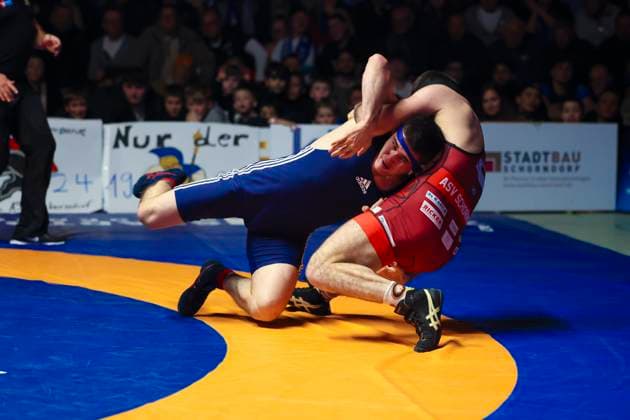 Halbfinale Ringer Bundesliga - ASV Schorndorf vs. SV Wacker Burghausen 80kg Freistil - Murad Kuramagomedov (ASV Schorndorf in Rot) vs. Chermen Valiev (SV Wacker Burghausen in Blau) während des Halbfinal-Kampfes der Deutschen Mannschaftsmeisterschaft zwischen dem ASV Schorndorf und dem SV Wacker Burghausen in der Birtat Ringer-Bundesliga am 01.01.2025 in Schorndorf, Deutschland.