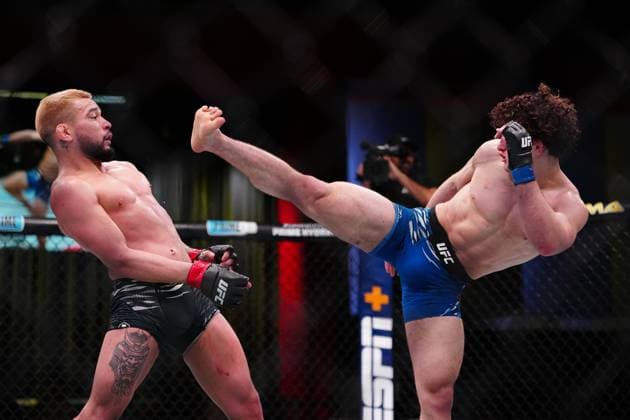 Sport Themen der Woche KW02 Sport Bilder des Tages January 11, 2025, Las Vegas, Nv, Las Vegas, Nv, United States: Christian Rodriguez and Austin Bashi meet in the octagon for a 3-round bout at UFC Apex for UFC Fight Night - Dern vs Ribas 2 on January 11, 2025 in Las Vegas, NV, United States. ( PxImages) Las Vegas, Nv United States - ZUMAp175 20250111_zsa_p175_202 Copyright: xLouisxGrassex
