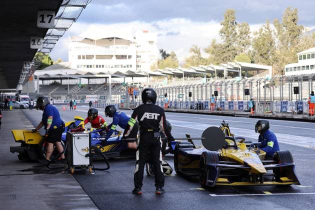 Lucas di Grassi (BRA) Lola Yamaha beim Schnellnachladen in die Boxengasse während Teamkollegn Zane Maloney (BER) in die Box geschoben wird, FIA Formel E Weltmeisterschaft Saison 11, Mexiko City E- Prix, 11.01.2025, Mexiko, Test Schnellladegerät, 2. freies Training
