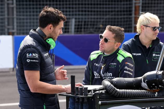 Robin Frijns (NED) Envision mit seinem Renningenieur, Startaufstellung zum Rennen, FIA Formel E Weltmeisterschaft Saison 11, Mexiko City E- Prix, 11.01.2025, Mexiko