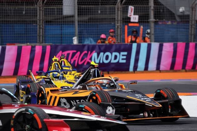 Taylor Barnard (GBR) McLaren neben einem aus dem Attacke Mode kommende Mahindra, Rennen, FIA Formel E Weltmeisterschaft Saison 11, Mexiko City E- Prix, 11.01.2025, Mexiko