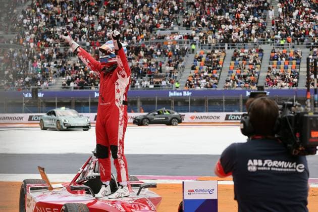 Oliver Rowland (GBR) Nissan steht nach seinem Sieg auf dem Nissan Gen3 Evo Rennwagen, FIA Formel E Weltmeisterschaft Saison 11, Mexiko City E- Prix, 11.01.2025, Mexiko