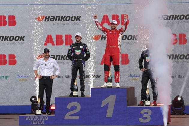 Tommaso Volpe (ITA) Chef Nissan Motorsport, Zweiter Antonio Felix da Costa (POR) Porsche, Sieger Oliver Rowland (GBR) Nissan und Pascal Wehrlein (GER) Porsche verdeckt auf dem Pdoium, FIA Formel E Weltmeisterschaft Saison 11, Mexiko City E- Prix, 11.01.2025, Mexiko